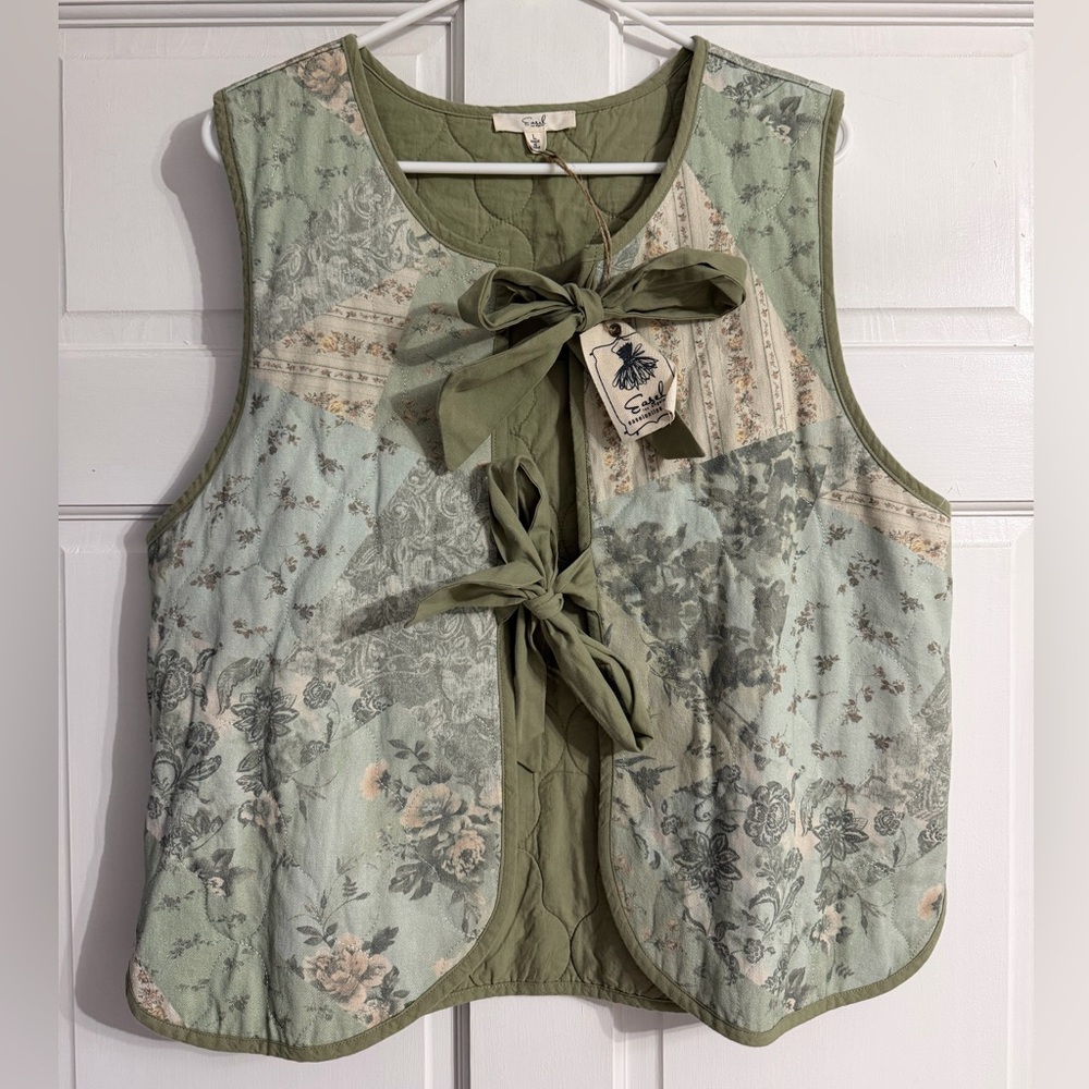 Easel Women's Green Floral Tie-Front Blouse